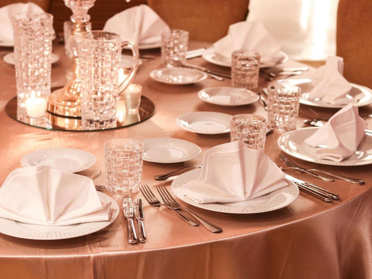 Mövenpick Hotel du Lac Tunis Exterior foto A table set for fine dining