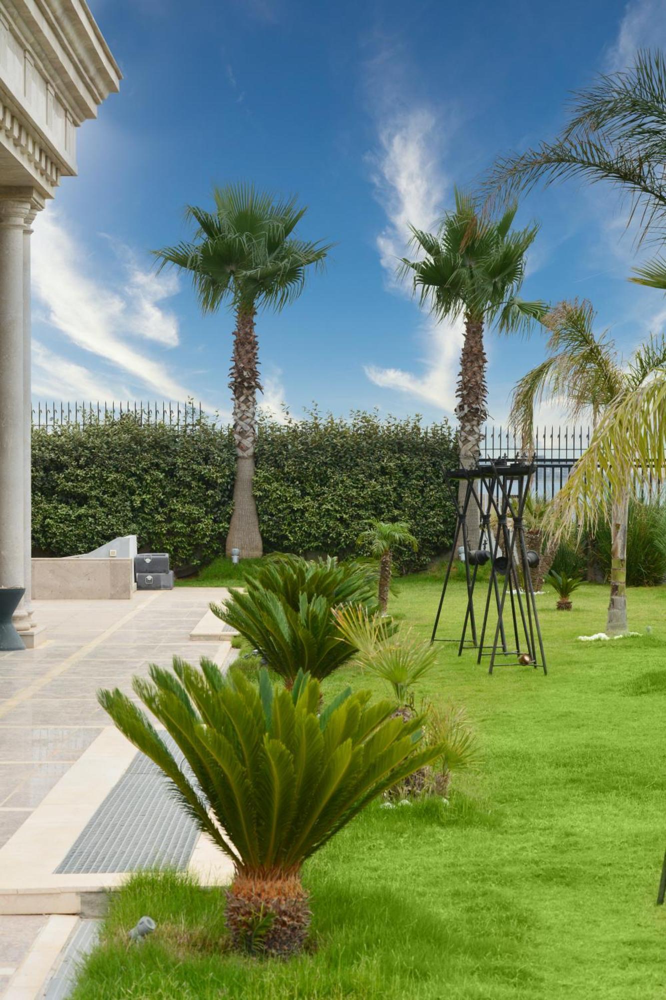 Mövenpick Hotel du Lac Tunis Exterior foto The garden of the villa
