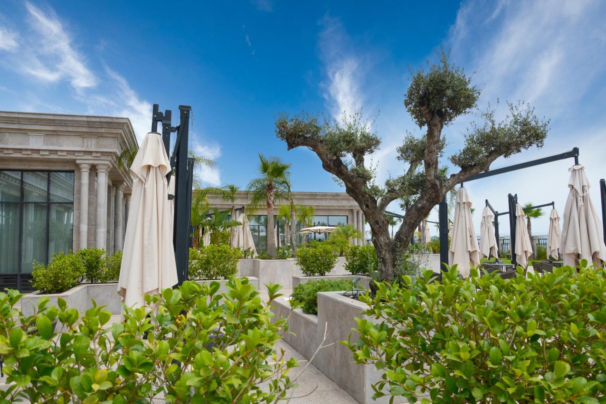 Mövenpick Hotel du Lac Tunis Exterior foto The hotel's rooftop