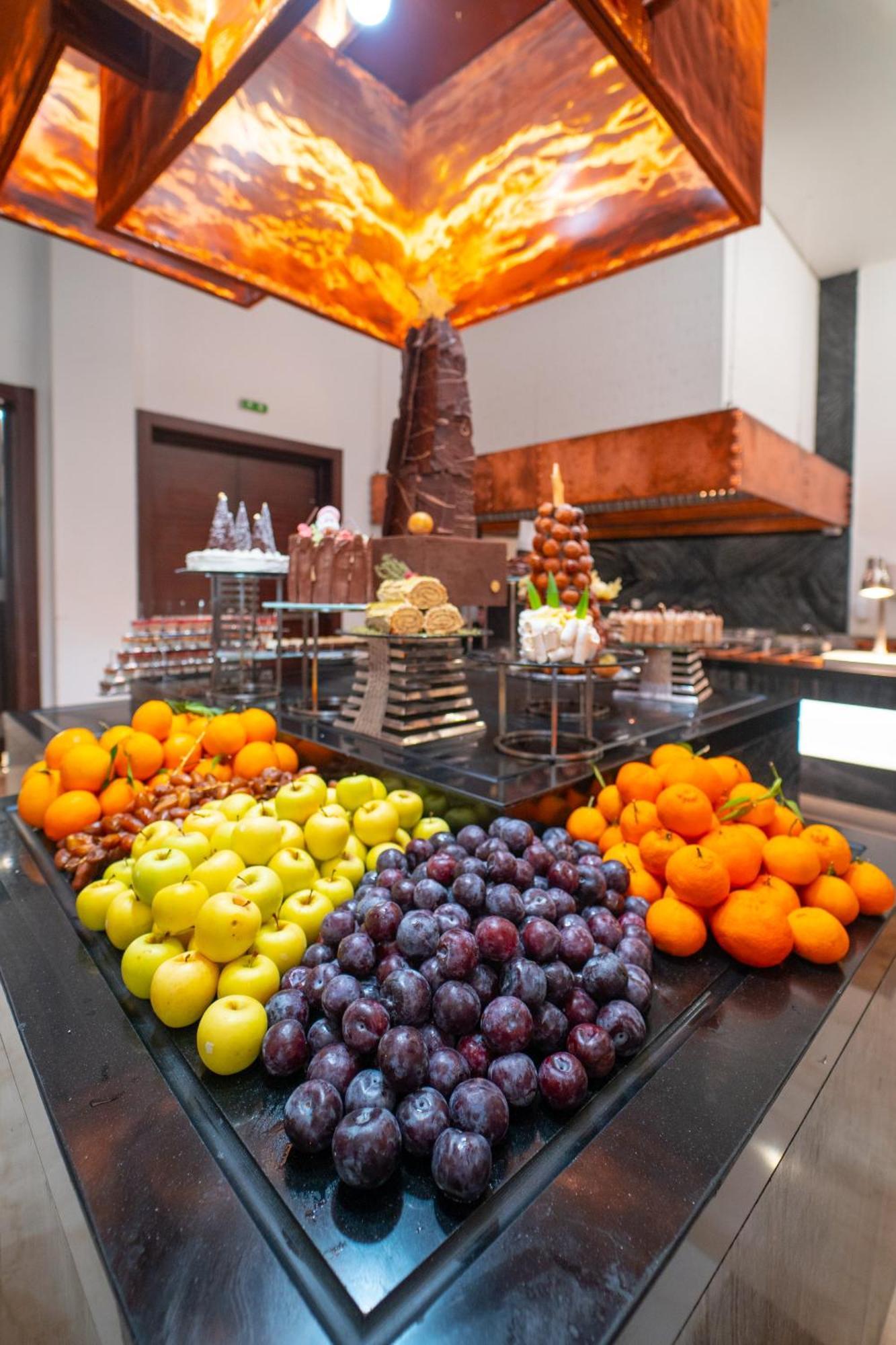 Mövenpick Hotel du Lac Tunis Exterior foto Fruit at a buffet