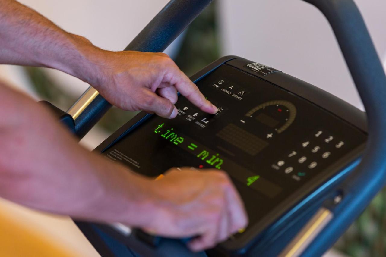 Mövenpick Hotel du Lac Tunis Exterior foto A treadmill console